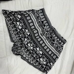 Black and white shorts with pockets